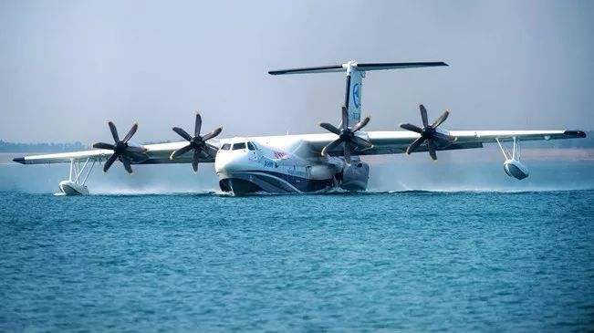 大型滅火水上救援水陸兩棲飛機(jī)AG600圓滿(mǎn)完成水上首飛